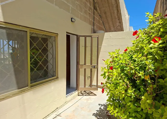 Spacious Bugibba Seafront Free Parking Free Wifi Lejlighed